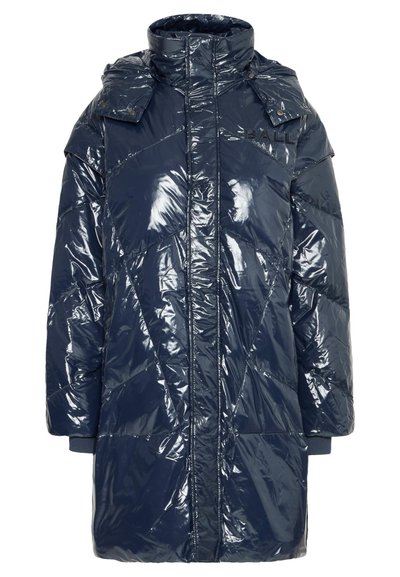 Mornarsko modra, sijoča pufasta jakna z visokim ovratnikom in gumbi s sponkami. Prešita zasnova in rebrasti manšeti za dodatno toploto.