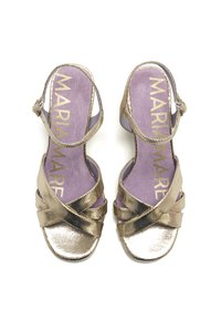 Metallisch goldene Sandalen mit Absatz und strukturiertem Finish, mit Kreuzriemen, Knöchelstütze und einer lavendelfarbenen Einlegesohle mit goldener Markenbezeichnung.