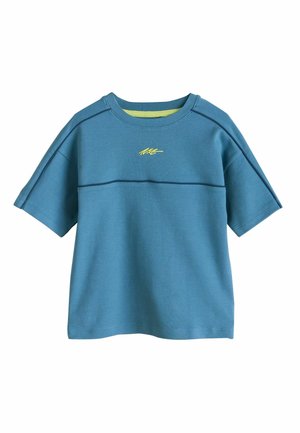 Niebieska koszulka z krótkim rękawem wykonana z miękkiej tkaniny, z kontrastowym żółtym logo na piersi oraz przeszyciami wzdłuż szwów.