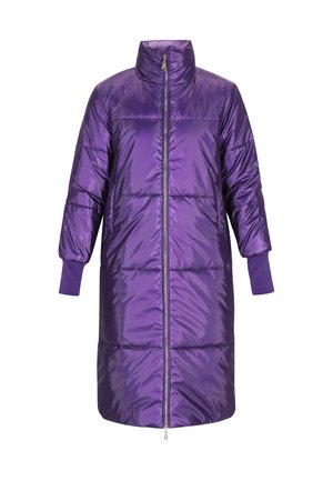 Lilla pufferjakke med høj krave, lynlåslukning og sidelommer. Funktioner kviltede sektioner og ribbede manchetter for komfort.