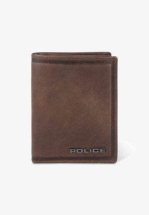 Braune Lederbörse mit strukturierter Oberfläche, im Taschenformat, und einem schwarzen "POLICE"-Logo in der unteren vorderen Ecke.