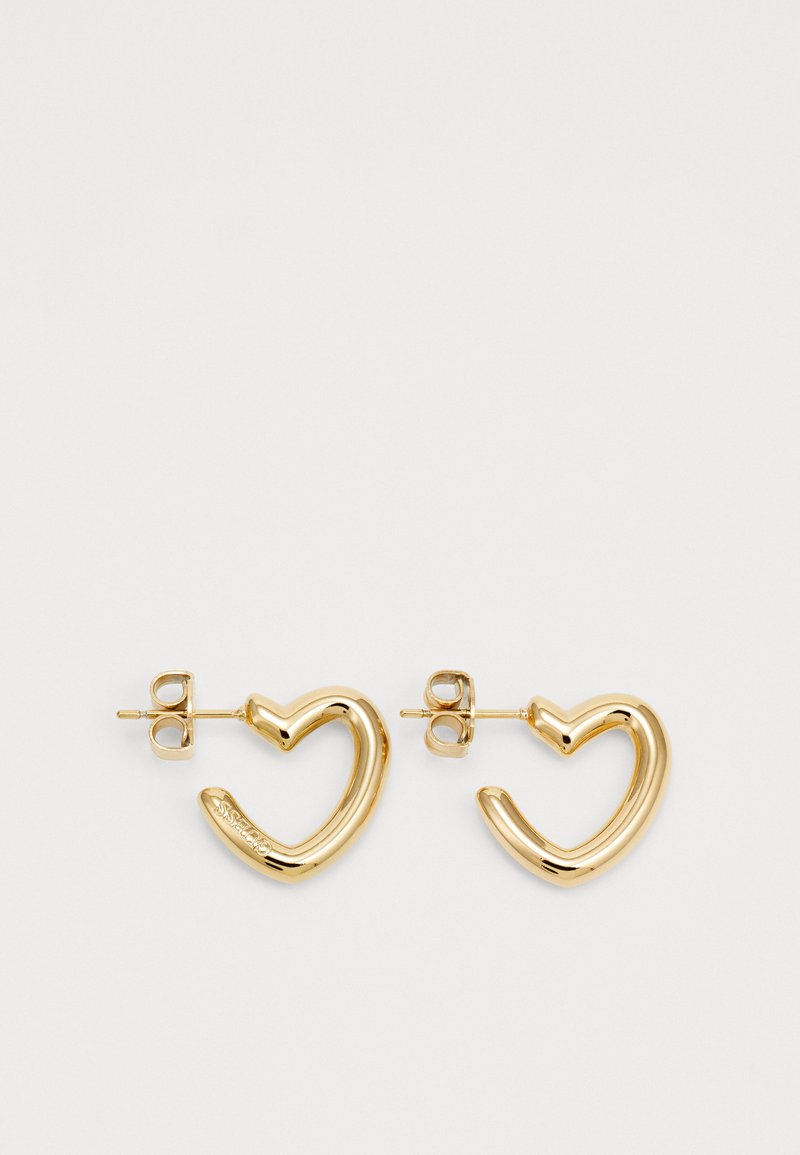 Orecchini a perno a forma di cuore in oro, con una finitura liscia e lucida e bordi arrotondati, caratterizzati da un design semplice per il perno e il retro.
