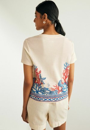 Next SHORT SLEEVE CREW NECK   REGULAR FIT - Triko s potiskem - white blue