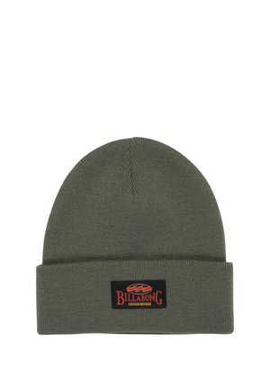 Olivgrüne Strickmütze mit umgeschlagenem Bund. Verfügt über ein rechteckiges schwarzes Patch mit "Billabong" und Logo in Orange.
