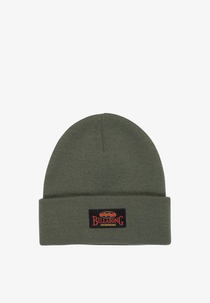 Oliven grøn strikket beanie med ombukket kant. Har et rektangulært sort badge med "Billabong" og logo i orange.