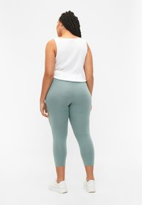 Zizzi 3/4-LENGTH  - Legíny - kalhoty  - chinois green