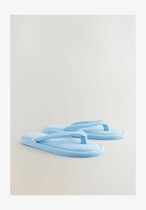 Des tongs en tissu éponge bleu avec une semelle douce et texturée, des lanières en forme de V, un footbed arrondi et une bordure en caoutchouc fine.