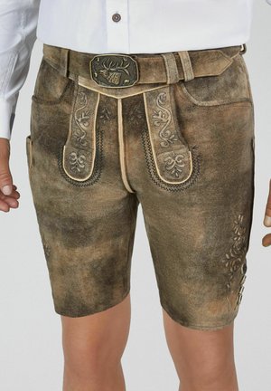 Bruine leren traditionele Beierse korte broek met decoratieve borduursels en bijpassende riem met een hertgesp, gedragen met een wit shirt.