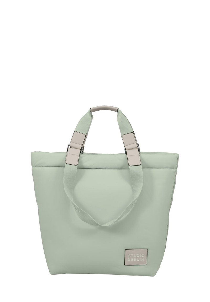 Lys grønn totebag med myk tekstur, polstret design, doble topphåndtak og rektangulær form. Har en beige logo-patch.