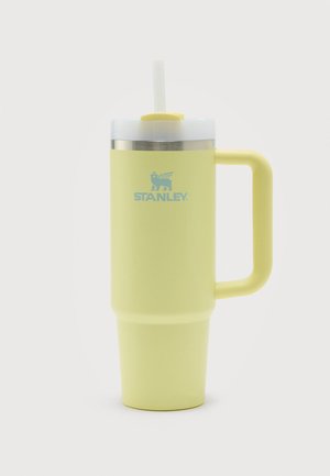 Gul isoleret Stanley rejsemugg med håndtag og klar låg, med indbygget sugerør til drikke.