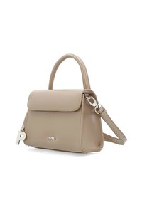 Beige synthetische Handtasche mit strukturiertem Design, einem kurzen Griff, einem abnehmbaren Tragegurt und einem silbernen Logo-Akzent auf der Vorderseite.