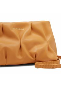 Pochette en cuir jaune moutarde avec texture plissée, logo imprimé en or, et une bandoulière amovible pour des options de transport polyvalentes.