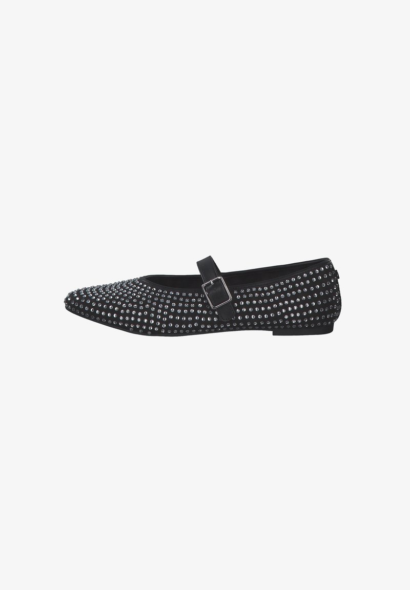 Zapato plano negro con punta afilada, adornado con tachuelas plateadas en la parte superior, con una correa con hebilla cuadrada. Suela duradera.