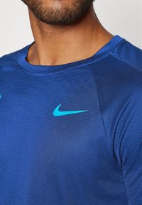 Nike Performance RAFA CHALLENGER - Spordi T-särk - blue void/laser blue
