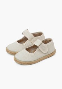 Pantofi Mary Jane din pânză bej, cu un bretele, superior texturat și talpă din iută împletită. Căptușeala prezintă un model subtil de culoare portocalie.