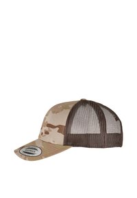 Snapback-cap met een tan camouflagemateriaal aan de voorkant en een bruine gaas achterkant. Heeft een gebogen klep en een ronde logo patch aan de voorkant.