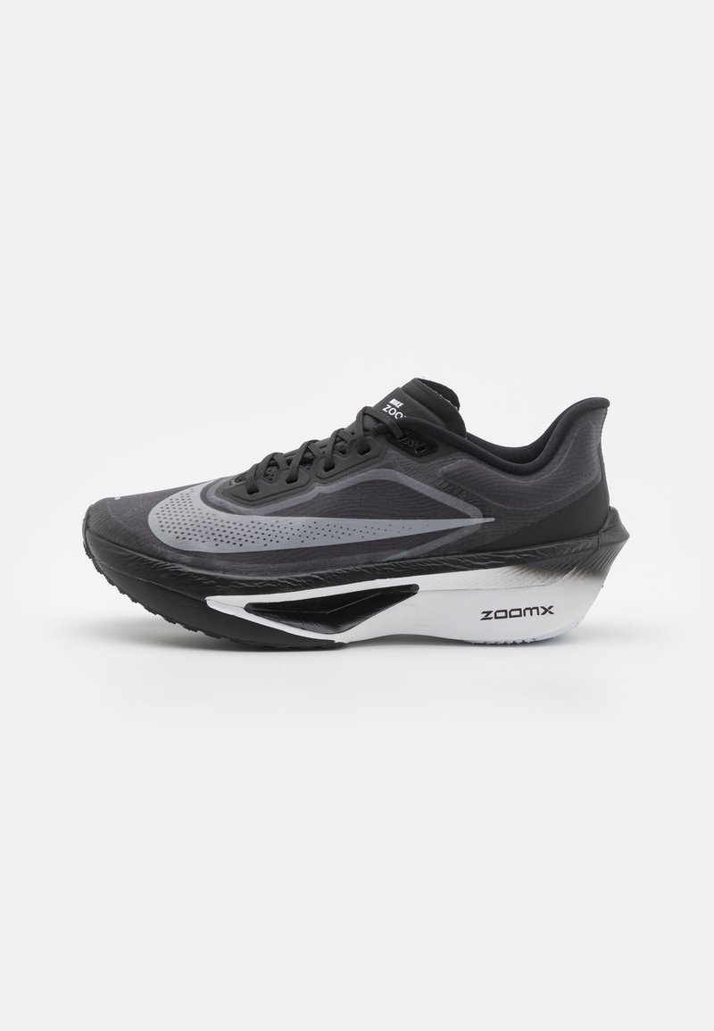 Chaussure de sport noire et grise avec une tige texturée, une forme épurée et une semelle intermédiaire ZoomX distincte. Elle possède des lacets et un matériau respirant.