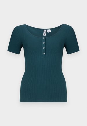 Türkiisi ribaga lühikeste varrukatega topp, millel on ümar kaelus ja kuus-nupuline sulgemine. Omab vormitud siluetti ja tekstureeritud kangast.