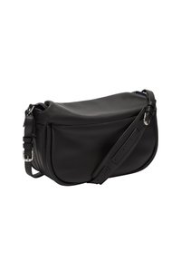 Schwarze Leder-Crossbody-Tasche mit rundem Design, verstellbarem Tragegurt und silberfarbener Hardware; zeichnet sich durch eine glatte Textur und minimalistisches Design aus.