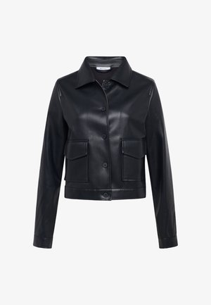 Schwarze, kurz geschnittene Jacke aus Kunstleder mit klassischem Kragen, Knöpfen vorne, langen Ärmeln und zwei Klappentaschen vorne.