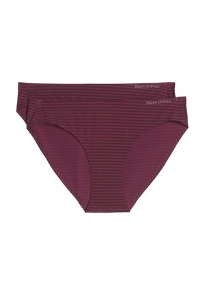 Twee damesbikini's in bordeaux met strepen en het Marc O'Polo-logo op de tailleband, plat weergegeven op een witte achtergrond.