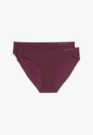 Twee damesbikini's in bordeaux met strepen en het Marc O'Polo-logo op de tailleband, plat weergegeven op een witte achtergrond.