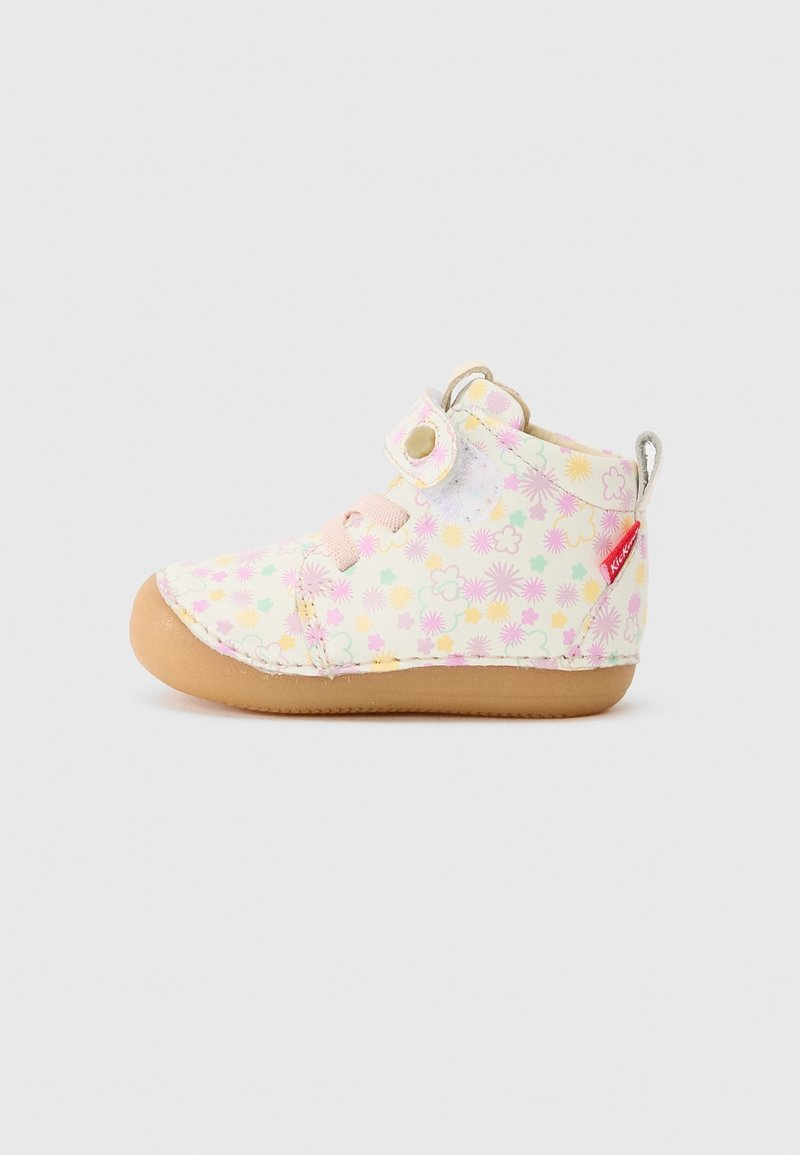 Blød sål barnefodtøj med pastel blomsterprint, beige gummisål, snørebånd og velcrobånd samt rød stofetiket på hælen.