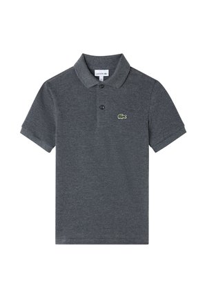 T-shirt polo à manches courtes gris foncé avec deux boutons et un petit logo de crocodile vert sur la poitrine gauche.