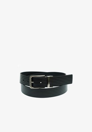 Ceinture en cuir noir avec des coutures horizontales et une boucle rectangulaire argentée, enroulée sur un fond blanc.