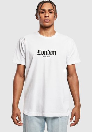Hvid bomulds t-shirt med sort tekst "London ENGLAND" i en fed serif skrifttype, med korte ærmer og en klassisk rund halsudskæring.