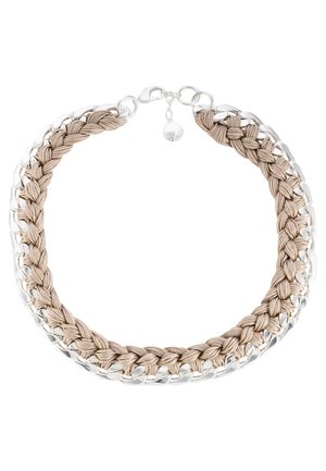 Sølvkæde halskæde sammenflettet med tyk beige fletstof, sikret med en hummerlås og en lille hængende rund charm.