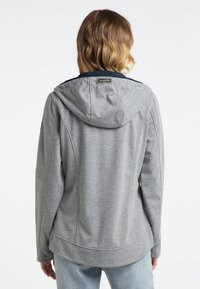 Veste à capuche grise avec une texture lisse, dotée d'un col marine et de détails de couture ; coupe décontractée et manches longues.