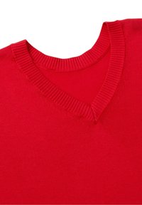 Červený svetr s výstřihem do V, žebrovaným lemem a měkkou texturou. Disponuje hladkou látkou a čistými švy, které zdůrazňují jeho jednoduchý design.
