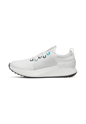 Weißer niedriger Sportschuh mit gestricktem Obermaterial, mehrfarbigen Ösen, dicker strukturierter Sohle und schwarzer Laufsohle, von der Außenseite gezeigt.
