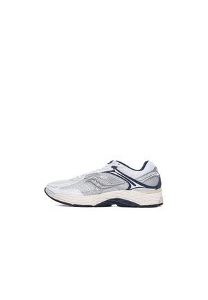 Scarpa sportiva bianca e grigia con tomaia in mesh, suola nera e beige, e dettaglio del logo sul lato, mostrata in profilo destro su sfondo bianco.