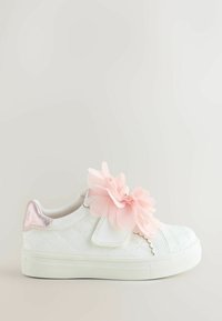 Valkoinen kangastossu, jossa on teksturoitu pinta, tarrasuljenta, vaaleanpunainen kukkakoristus sivussa ja metallisen vaaleanpunainen kantapääyksityiskohta.