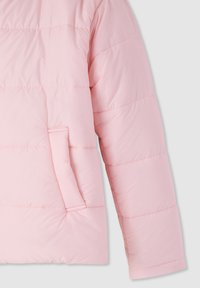 Giacca imbottita rosa con design trapuntato, tasca laterale e maniche lunghe. Il materiale sembra liscio e leggero.