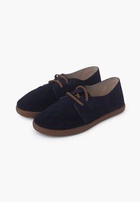 Scarpe in suede blu navy con punta arrotondata, lacci marroni e suola in gomma. Il design presenta un profilo basso e una texture liscia.