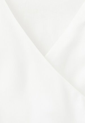 Weißer Stoff mit einem klaren, V-förmigen Kragen, der eine glatte Textur und saubere Nähte zeigt.