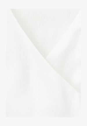 Witte stof met een scherpe V-vormige kraagdetail, die een gladde textuur en nette stiknaden toont.