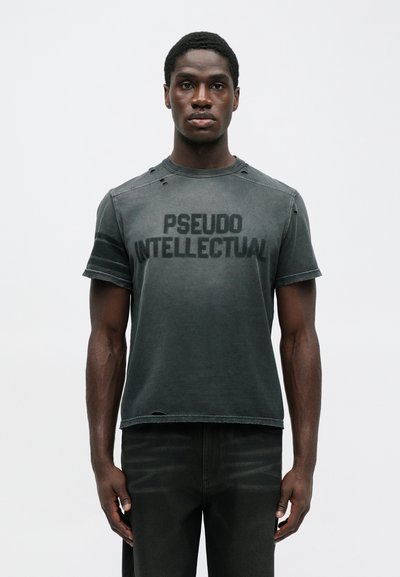 Schwarzes T-Shirt mit kurzen Ärmeln und used-Optik. Auf der Vorderseite steht "PSEUDO INTELLECTUAL" in fetten, dunklen Buchstaben.