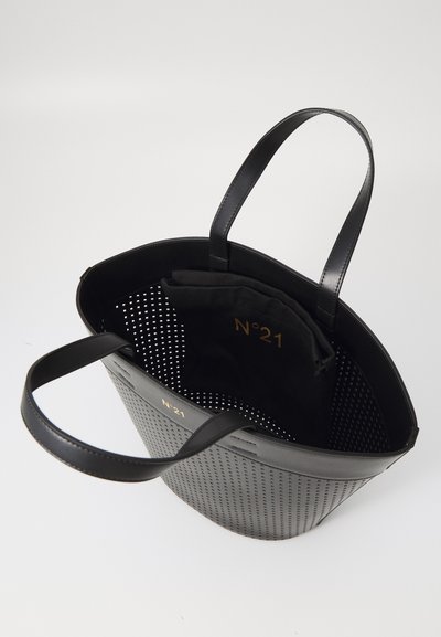 Svart perforerad shoppingväska med släta läderhandtag. Har en avtagbar svart tygpouch med texten "N°21" i guld.