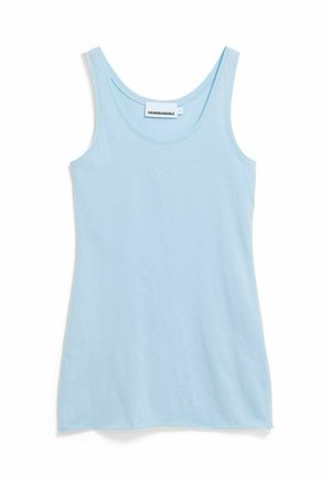 Lichtblauw hemdje met een ronde hals, gemaakt van een zachte stof. Voorzien van brede bandjes en een rechte zoom. Merkentag zichtbaar aan de binnenkant.