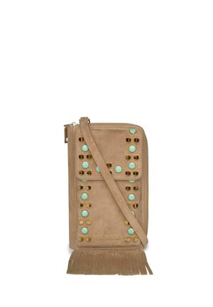 Bolso bandolera tipo clutch de ante color tostado con tachuelas turquesas y doradas, cierre con cremallera, solapa frontal y detalle de flecos en la parte inferior.
