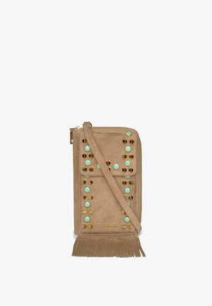 Bolso bandolera tipo clutch de ante color tostado con tachuelas turquesas y doradas, cierre con cremallera, solapa frontal y detalle de flecos en la parte inferior.