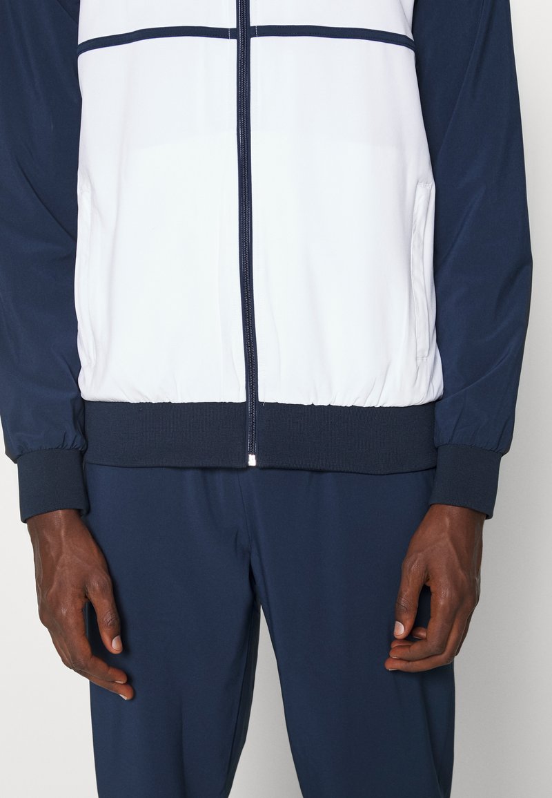 Herren Trainingsanzüge | Fila TRACKSUIT MAX Trainingsanzug white/peacoat blue/weiß - QL88414 Herren Trainingsanzüge | Fila TRACKSUIT MAX Trainingsanzug white/peacoat blue/weiß - QL88414
