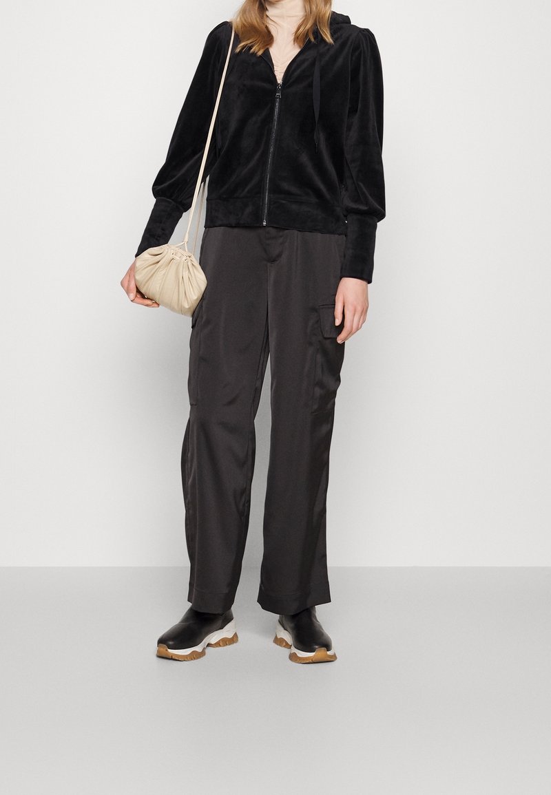 DKNY Sweat à capuche zippé avec mini logo clouté pour femme, Noir/blanc