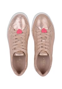 Sneakers metallico rosa chiaro con finitura testurizzata, lacci piatti e un accento a forma di cuore sulla linguetta. Suole in gomma bianca.