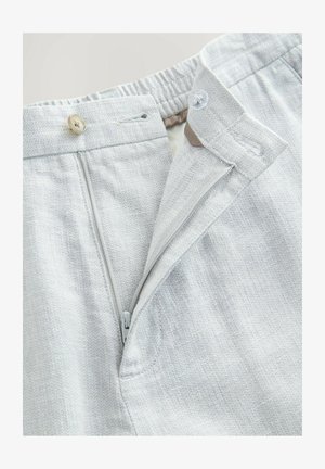Pantaloni grigi chiari con tessuto testurizzato. Dotati di zip frontale e chiusura con bottone, con vita elastica per il massimo comfort.