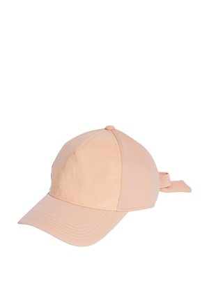 Cappellino rosa chiaro con pannello frontale lucido, visiera curva e un nastro in tessuto sul retro. Presenta un logo impresso sul davanti.